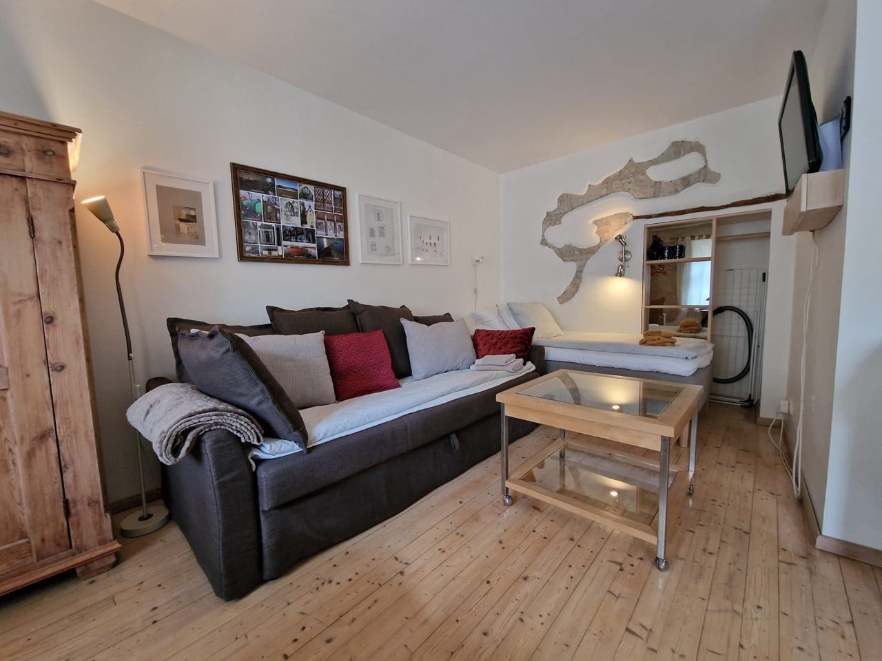 Sofa/bed and lounge area